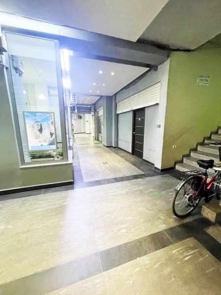 Tirane, jap me qera ambjent biznesi Kati 0, 60 m² 900 € (George W. Bush)