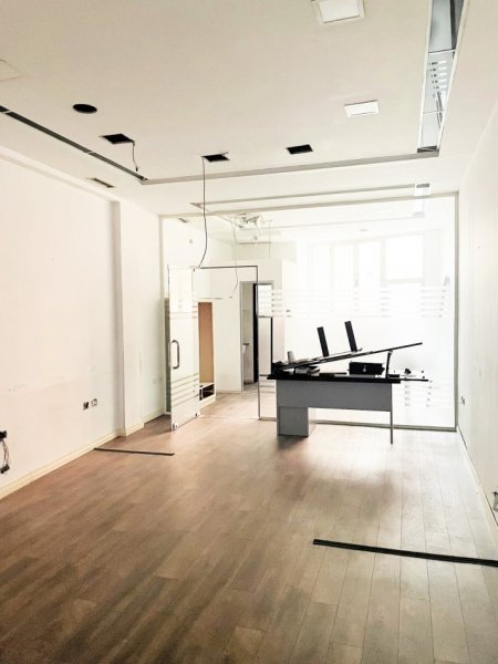 Tirane, jap me qera ambjent biznesi Kati 0, 60 m² 900 € (George W. Bush)
