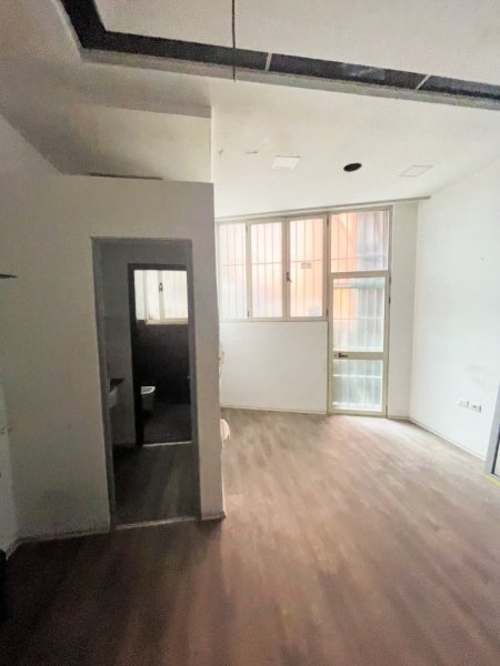 Tirane, jap me qera ambjent biznesi Kati 0, 60 m² 900 € (George W. Bush)
