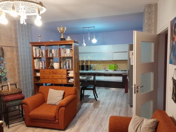 Tirane, jepet me qera apartament 2+1+Ballkon Kati 2, 110 m² 700 € (Kristal Center, Komuna e Parisit, Tirana, Albania)