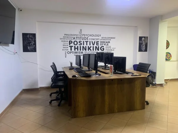 Tirane, jepet me qera zyre Kati 0, 120 m² 900 € (Ndre Mjeda)