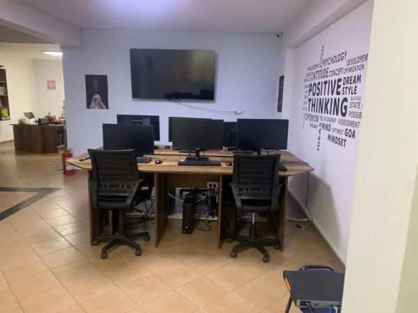 Tirane, jepet me qera zyre Kati 0, 120 m² 900 € (Ndre Mjeda)