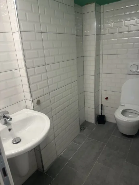 Tirane, jepet me qera zyre Kati 0, 35 m² 650 € (Rruga panorama)