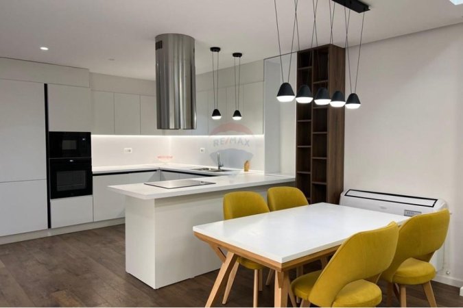 Tirane, jepet me qera apartament 3+1 Kati 10, 153 m² 2.200 € (Ambasada Amerikane)
