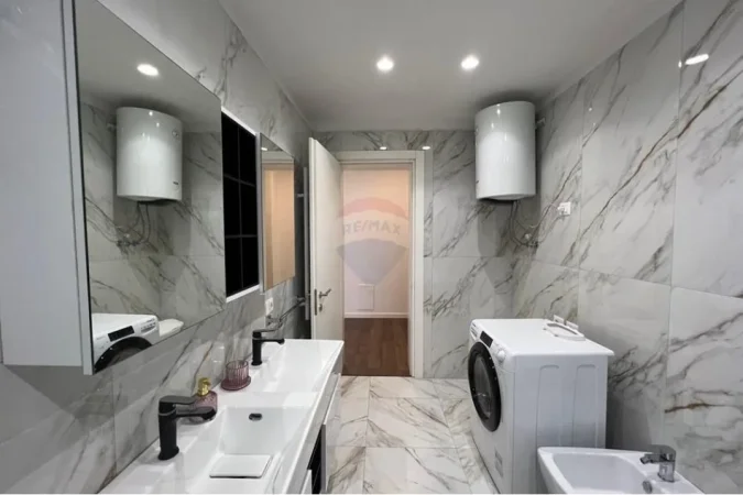 Tirane, jepet me qera apartament 3+1 Kati 10, 153 m² 2.200 € (Ambasada Amerikane)