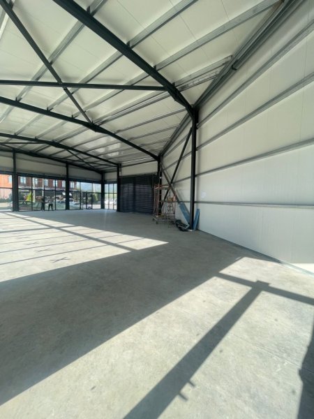 Tirane, jepet me qera magazine Kati 0, 400 m² 2.000 € (Kamez)
