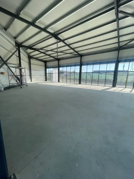 Tirane, jepet me qera magazine Kati 0, 400 m² 2.000 € (Kamez)