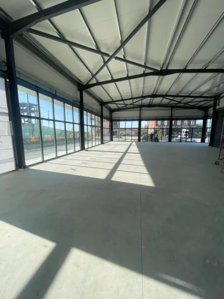 Tirane, jepet me qera magazine Kati 0, 400 m² 2.000 € (Kamez)