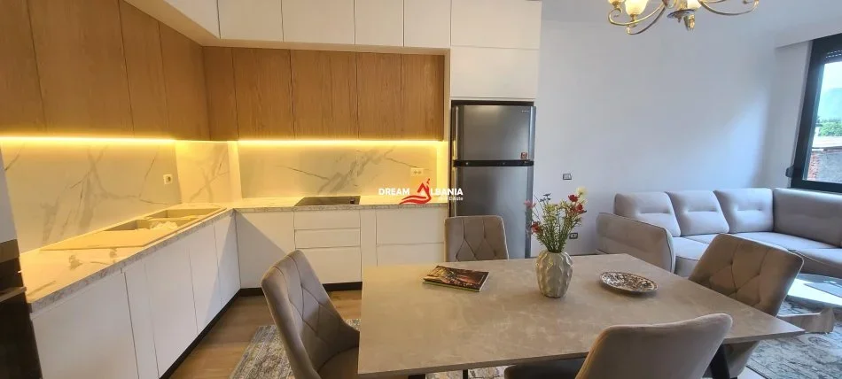 Tirane, jepet me qera apartament 2+1 , 105 m² 1.000 € 