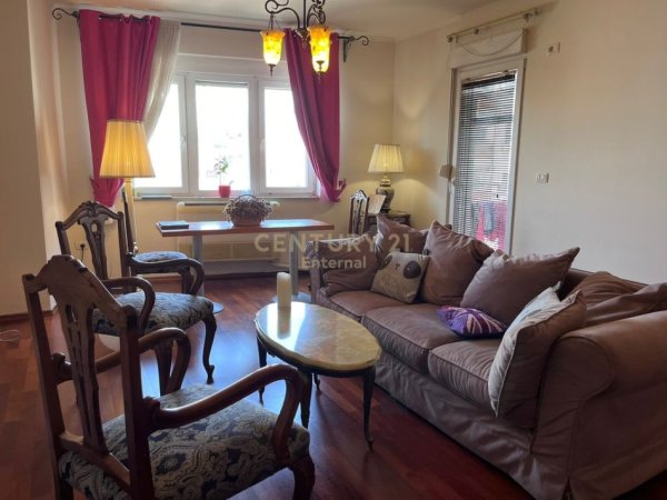 Tirane, jepet me qera apartament 2+1 Kati 4, 800 m² 800 € (Rruga e Elbasanit)