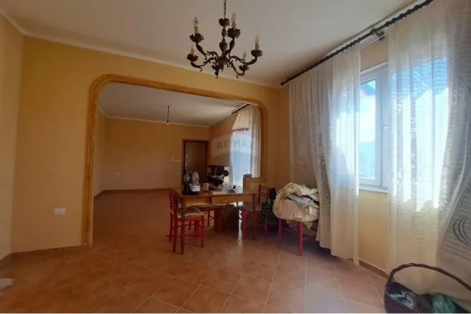 Vlore, shitet shtepi 3 Katshe , 360 m² 130.000 € (Transballkanike)