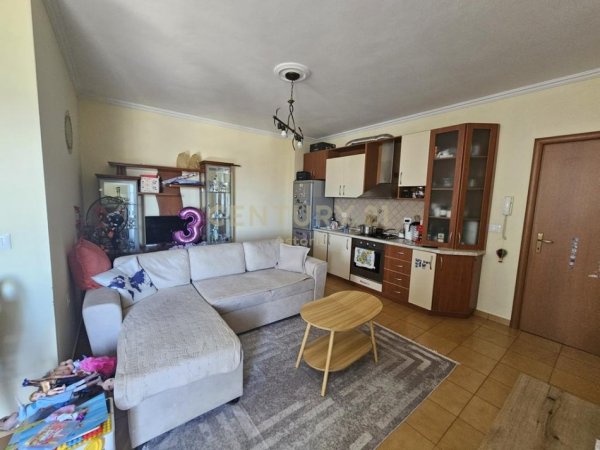 Tirane, jepet me qera apartament 1+1 Kati 5, 62 m² 450 € (komisariatit nr 4)