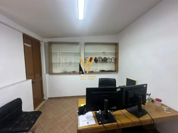 Tirane, jepet me qera zyre Kati 2, 120 m² 900 € (ISH PARKU)