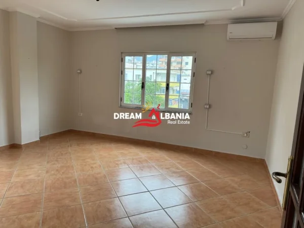 Tirane, jepet me qera zyre , 178 m² 1.700 €