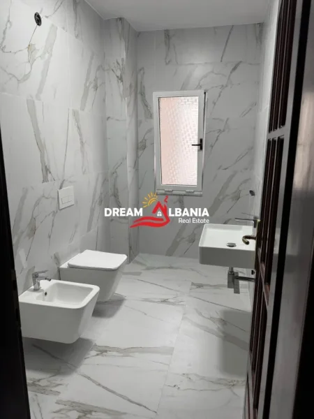 Tirane, jepet me qera zyre , 178 m² 1.700 €