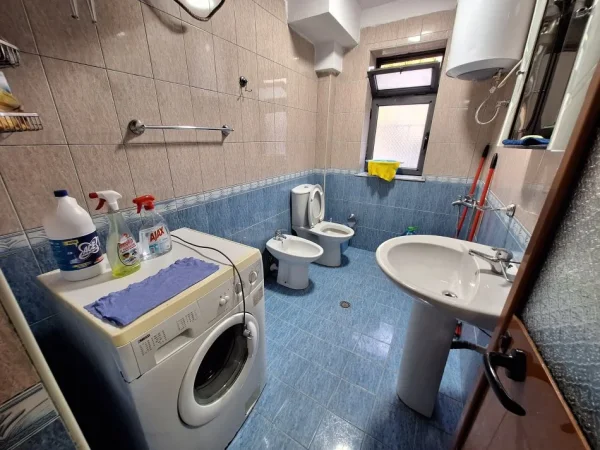 Tirane, jepet me qera apartament 1+1 Kati 1, 60 m² 45,000 leke (Prane tregut elektrik)