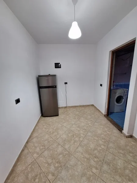 Tirane, jepet me qera apartament 1+1 Kati 1, 60 m² 45,000 leke (Prane tregut elektrik)