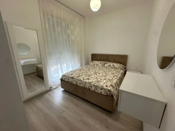 Tirane, jepet me qera 1+1 Kati 4, 60 m² 450 € (xhanfize keko)