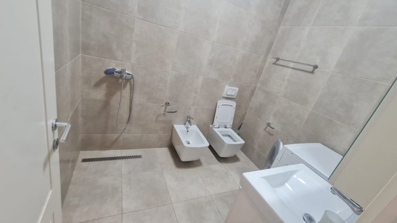 Tirane, jepet me qera apartament 2+1+Ballkon Kati 3, 100 m² 800 € (Rruga Ferit Xhajko)