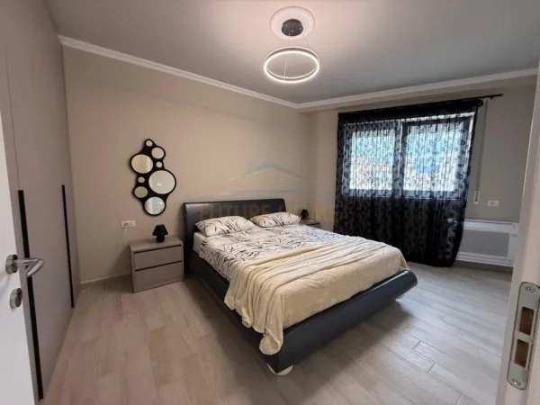 Tirane, jepet me qera apartament 1+1+Ballkon Kati 6, 83 m² 1.000 € (Qender)
