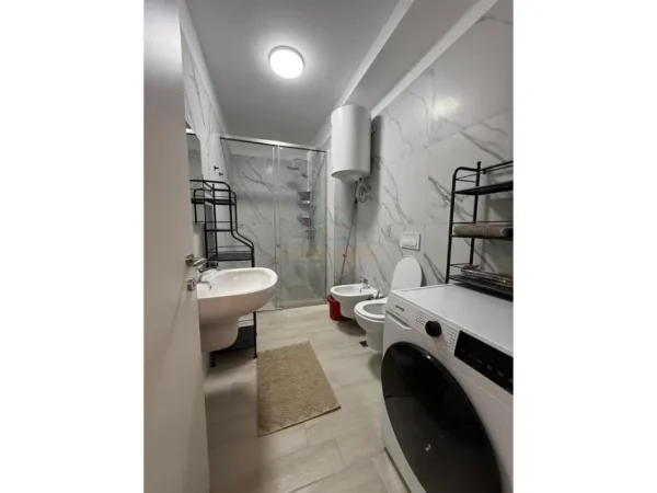 Tirane, jepet me qera apartament 1+1+Ballkon Kati 6, 83 m² 1.000 € (Qender)