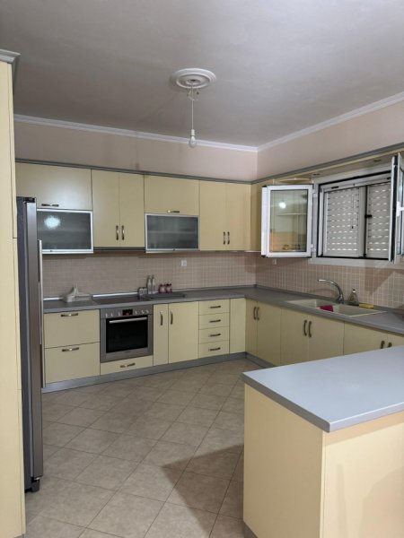 Tirane, jepet me qera apartament 2+1+Aneks+Ballkon Kati 2, 110 m² 450 € (selite)