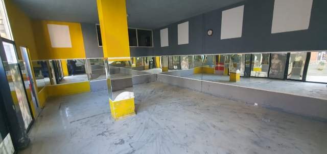 Tirane, jepet me qera ambjent biznesi Kati 0, 300 m² 2.000 Euro (Komuna e Parisit)