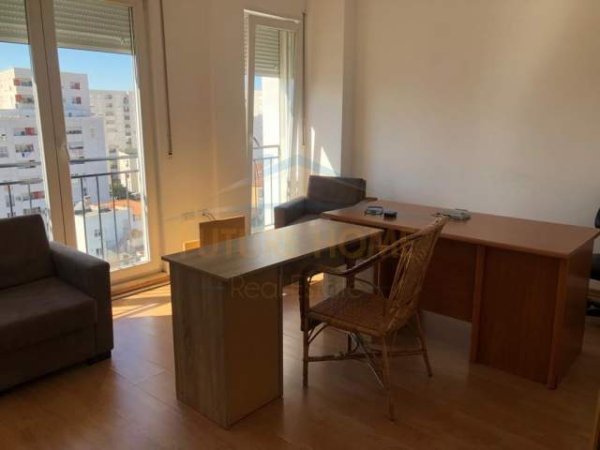 Tirane, jap me qera zyre Kati 7, 200 m² 800 Euro (21 Dhjetori)