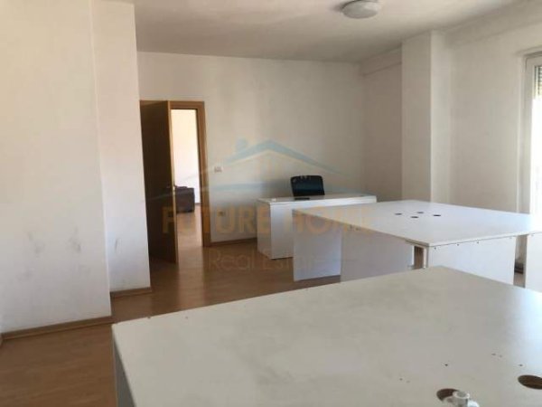 Tirane, jap me qera zyre Kati 7, 200 m² 800 Euro (21 Dhjetori)