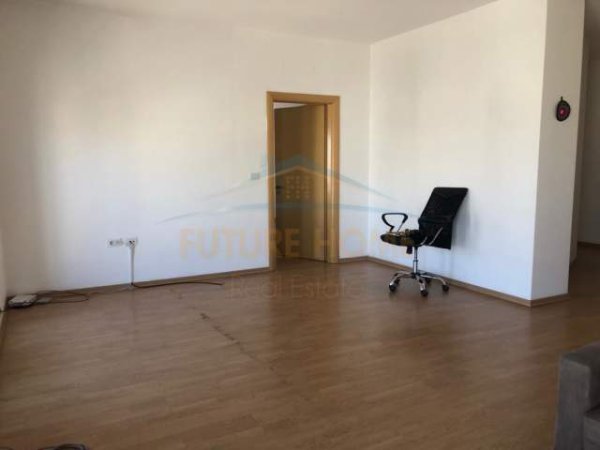 Tirane, jap me qera zyre Kati 7, 200 m² 800 Euro (21 Dhjetori)