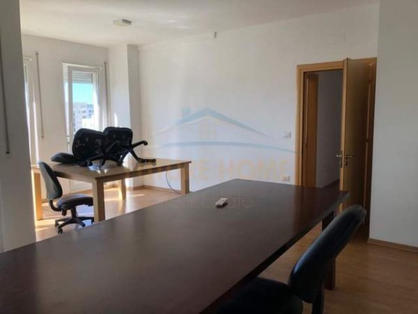 Tirane, jap me qera zyre Kati 7, 200 m² 800 Euro (21 Dhjetori)