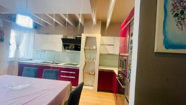 Tirane, jepet me qera apartament 3+1+BLK Kati 7, 140 m² 700 Euro (Rruga Barrikadave)