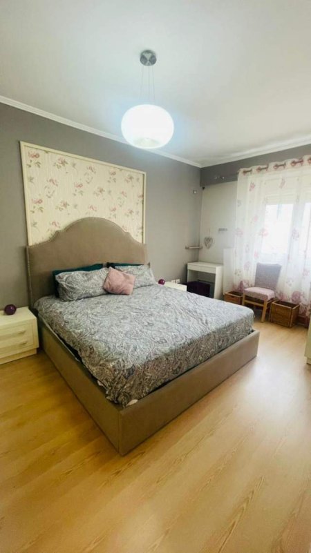 Tirane, jepet me qera apartament 3+1+BLK Kati 7, 140 m² 650 Euro (rruga e Barrikadave)