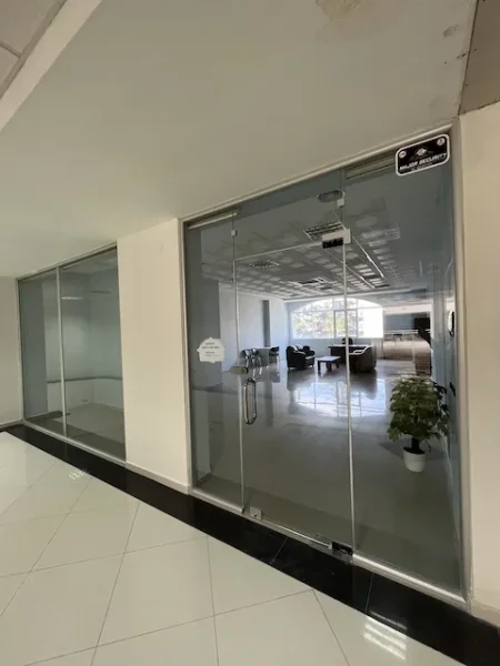 Durres Qender - ambient zyre, kati 2, 80 m² - 8 €/m2 =640€/neto/muaj- prane pallatit te sportit / rruga Adria