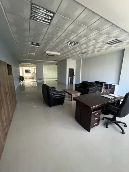 Durres Qender - ambient zyre, kati 2, 80 m² - 8 €/m2 =640€/neto/muaj- prane pallatit te sportit / rruga Adria