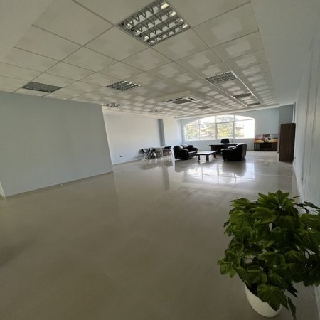 Durres Qender - ambient zyre, kati 3, 80 m² - 6 €/m2 =480€/neto/muaj- prane pallatit te sportit / rruga Adria