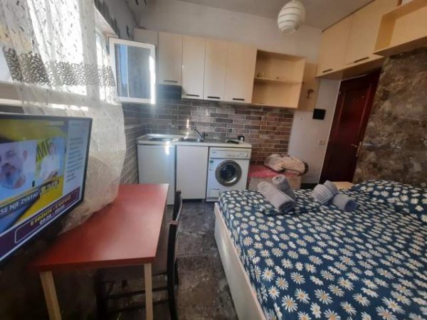 Tirane, jepet me qera Kati 2, 35 m² 25 Euro (Rrugs 5 maji)