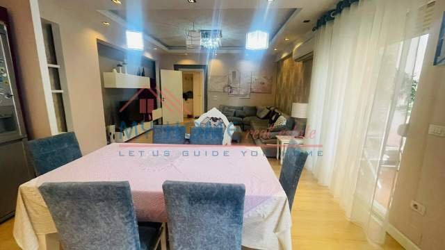 Tirane, jepet me qera apartament 3+1+BLK Kati 7, 140 m² 700 Euro (rruga e barrikadave)