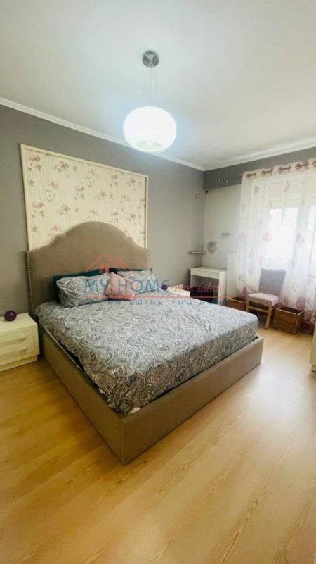Tirane, jepet me qera apartament 3+1+BLK Kati 7, 140 m² 700 Euro (rruga e barrikadave)
