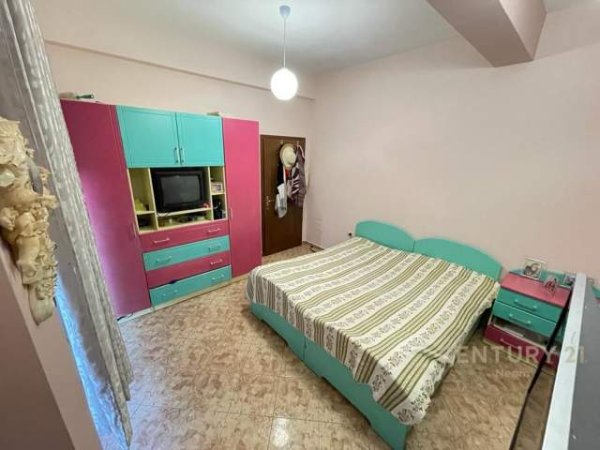 Tirane, jepet me qera Vile 3 Katshe Kati 1, 500 m² 1.200 Euro (Tufine)