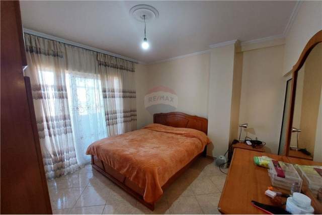 Tirane, jepet me qera apartament 2+1 Kati 5, 115 m² 400 Euro (Ish Profarma)