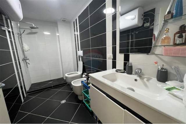 Tirane, jepet me qera apartament 3+1 Kati 2, 142 m² 900 Euro (Kodra e Diellit)