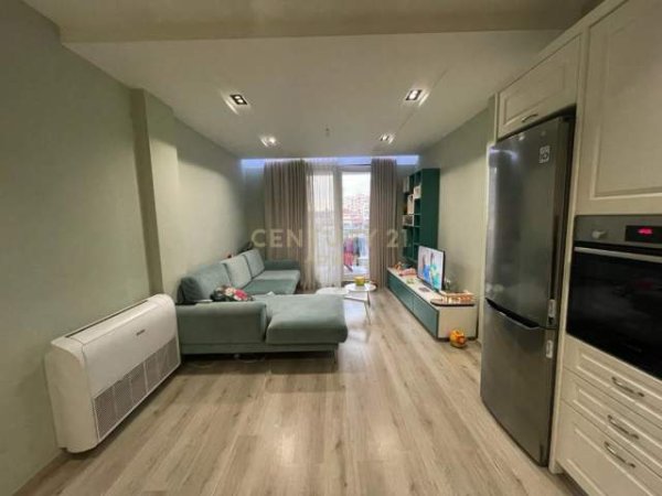 Tirane, shitet apartament 1+1 Kati 2, 85 m² 115.000 Euro (Rruga e Manjolave)