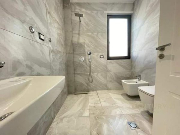 Tirane, jepet me qera apartament 1+1+BLK 700 Euro (liqeni i thate)