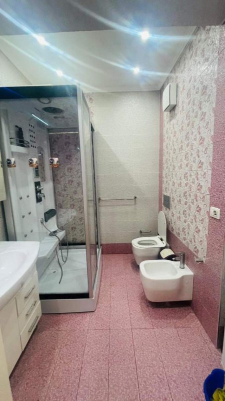 Tirane, jepet me qera apartament 3+1+BLK Kati 7, 140 m² 700 Euro (Rruga e Barrkadave)