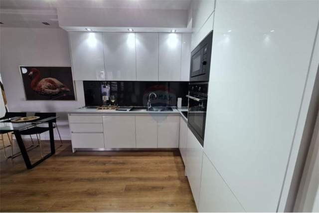 Tirane, jepet me qera apartament Kati 11, 100 m² 1.000 Euro (bllok)
