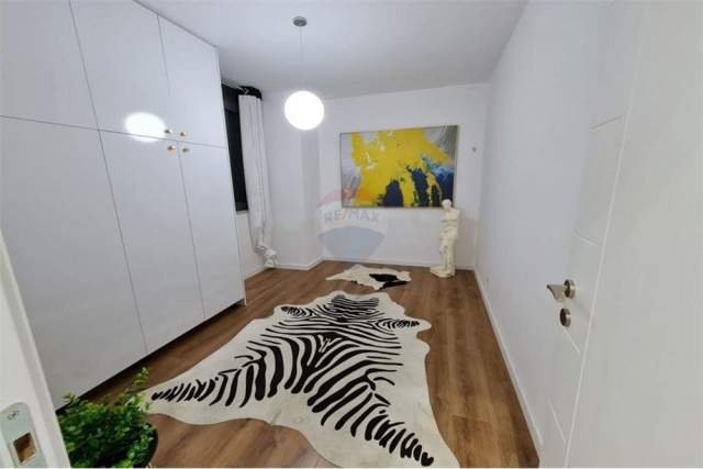Tirane, jepet me qera apartament Kati 11, 100 m² 1.000 Euro (bllok)