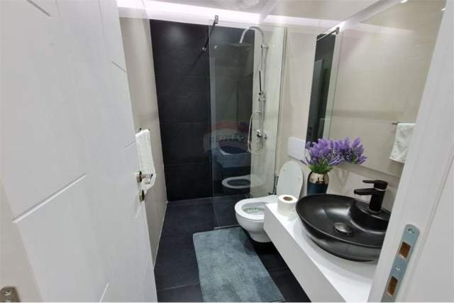 Tirane, jepet me qera apartament Kati 11, 100 m² 1.000 Euro (bllok)