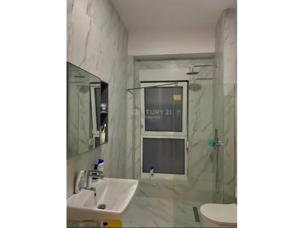 Tirane, jepet me qera apartament 1+1 Kati 7, 70 m² 400 € (Rezidenca Kaimi)