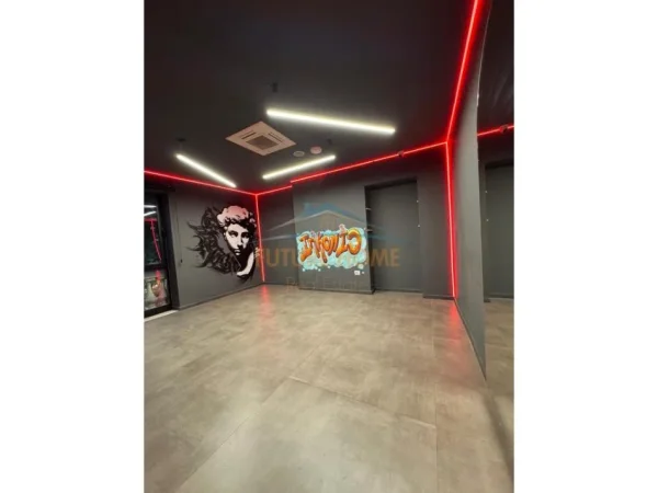 Tirane, jepet me qera ambjent biznesi Kati 1, 90 m² 2.200 € (Bllok)
